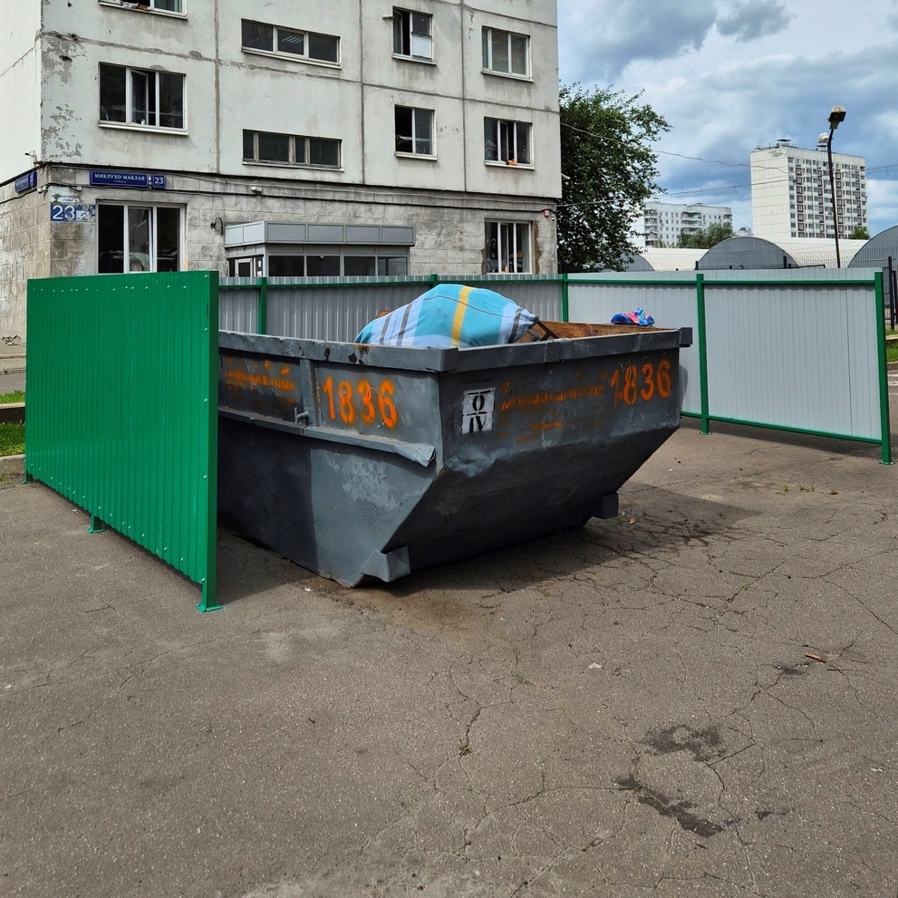 Фото контейнерной площадки КПБ-2 на 2 бункера. Вид слева Фото контейнерной площадки КПБ-2 на 2 бункера. Вид слева