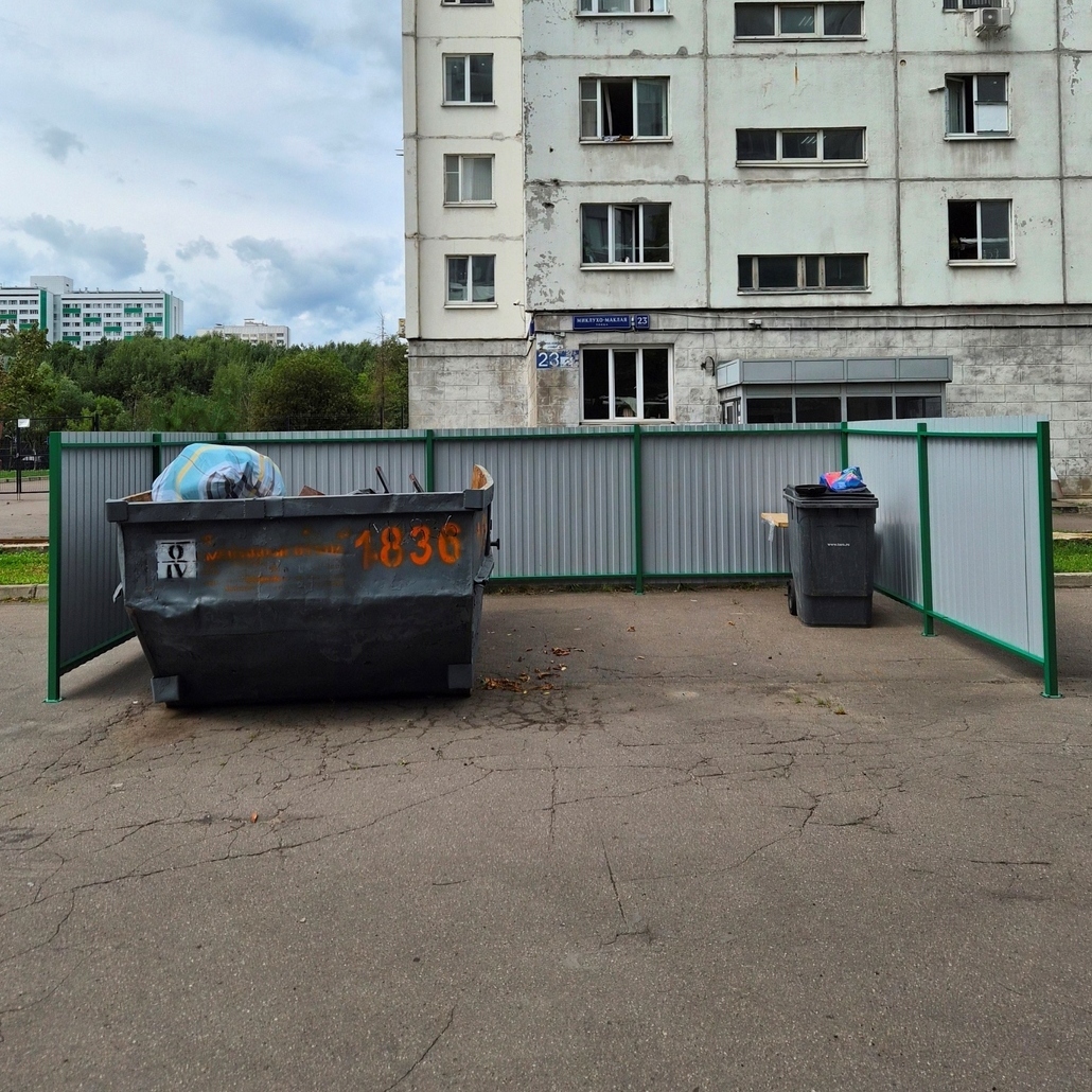 Фото контейнерной площадки КПБ-2 на 2 бункера. Вид спереди Фото контейнерной площадки КПБ-2 на 2 бункера. Вид спереди
